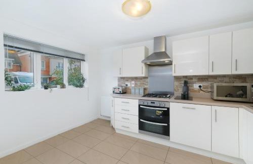 Maidenhead Apartamento | Lindsey Serviced 4 Bedrooom 2 Bath house with Parking Maidenhead