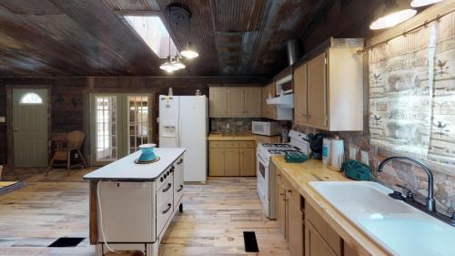 Red River Casa | Line Shack On Tenderfoot Trail With High Speed Wifi