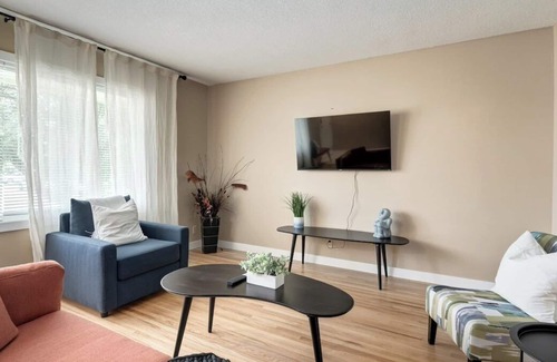 Banff Trail Casa | "Linen & Morley" 3 Bd W Huge Yard & 2 Living Rooms
