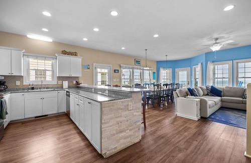 McCutcheon Field Casa | Linens Included / Beachfront / Pool / Private hot tub / Elevator