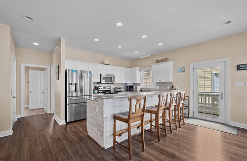 McCutcheon Field Casa | Linens Included / Beachfront / Pool / Private hot tub / Elevator