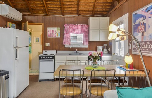 Rehoboth by the Sea Cabaña | Actividades diarias. Ropa de cama incluida *! PASOS AL OCÉANO, PLAYA DE DEWEY, CAMINATA A RESTAURANTES Y MÁS. Una historia, 2 dormitorios, 1 baño, casa de campo a pocos pasos del océano.