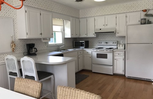 Country Club Estates Cabaña | Ropa de cama incluida!***. REHOBOTH BEACH SOUTH Country Club Estates. Disfrute de sus vacaciones en esta casa de playa soleada y luminosa de 3 dormitorios y 2 baños. MASCOTA AMIGABLE