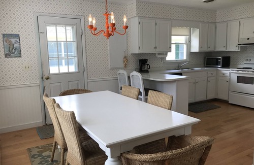 Country Club Estates Cabaña | Ropa de cama incluida!***. REHOBOTH BEACH SOUTH Country Club Estates. Disfrute de sus vacaciones en esta casa de playa soleada y luminosa de 3 dormitorios y 2 baños. MASCOTA AMIGABLE