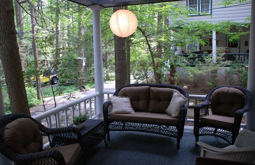Mount Gretna Heights Cabaña | Retroceda en el tiempo ... disfrute de esta cabaña vintage con un tranquilo porche.
