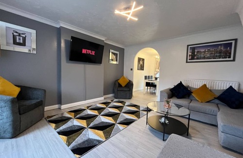Burton on Trent Casa | Lingfield House - Spacious 3 Bed Home From Home