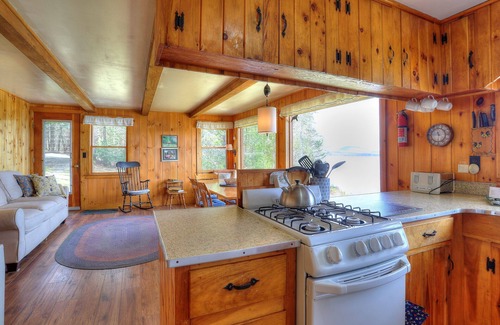 Rangeley Plantation Casa | Linn Lakeside: cabaña rústica muy privada a 400 pies de la fachada del lago Rangeley