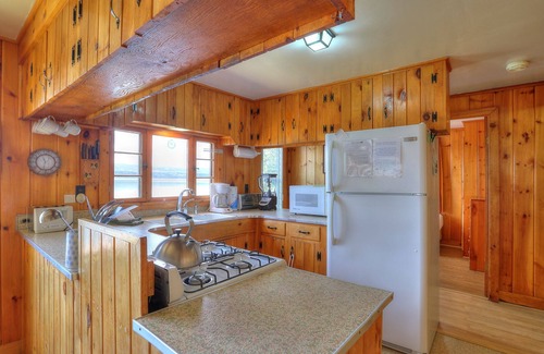 Rangeley Plantation Casa | Linn Lakeside: cabaña rústica muy privada a 400 pies de la fachada del lago Rangeley