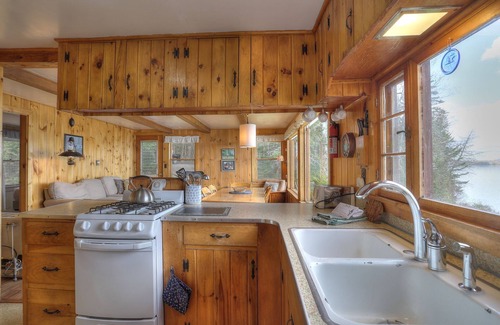 Rangeley Plantation Casa | Linn Lakeside: cabaña rústica muy privada a 400 pies de la fachada del lago Rangeley
