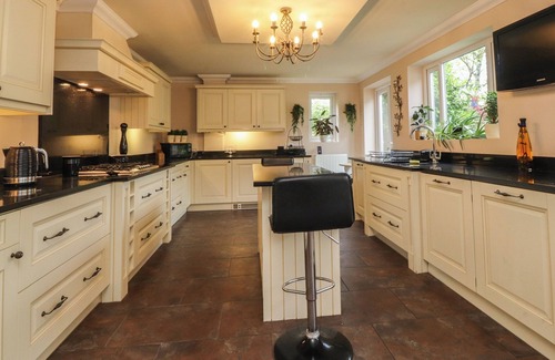 Thornton-Cleveleys Cabaña | LINWOOD, pet friendly, with hot tub in Cleveleys