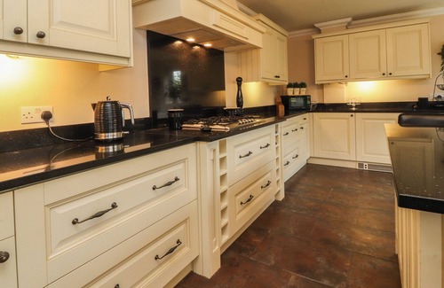 Thornton-Cleveleys Cabaña | LINWOOD, pet friendly, with hot tub in Cleveleys