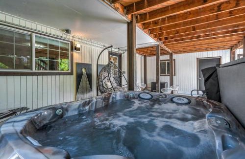 Central Colorado Springs Casa | Lion Lodge - Prime Spot Game Room Hot Tub Fire Pit