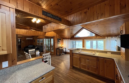 King Cabaña | Lion on Sunset Lake/Chain O' Lakes/Nestled in the woods/Pet friendly!