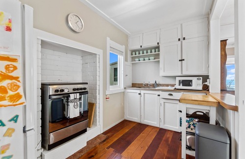 Piha Casa | Lion Rock Spectacular - Piha Holiday Home