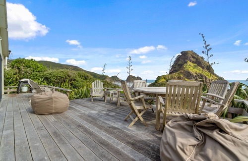 Piha Casa | Lion Rock Spectacular - Piha Holiday Home