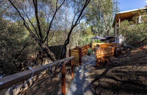 Three Rivers Casa | Lisa's Dog Friendly Sequoia Boulder Room--no pet fees