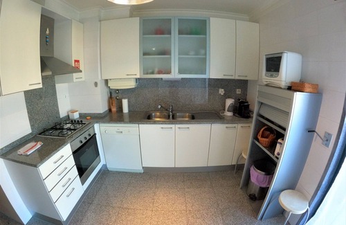 Alges Apartamento | Lisbon, 2 bedroom apartment w/ balcony in Algés