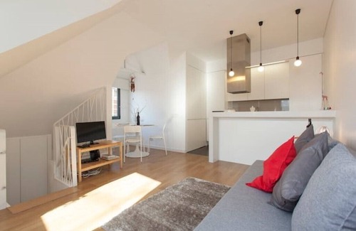 Pena Apartamento | Lisbon Windmill Apartments (White) Elegante y luminoso apartamento dúplex