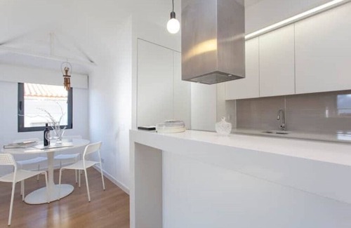Pena Apartamento | Lisbon Windmill Apartments (White) Elegante y luminoso apartamento dúplex