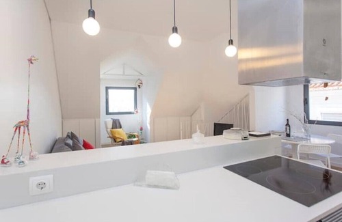 Pena Apartamento | Lisbon Windmill Apartments (White) Elegante y luminoso apartamento dúplex