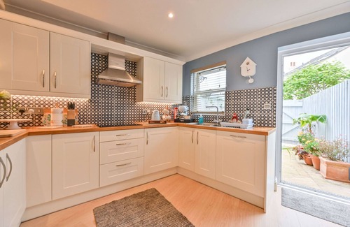 Torquay Cabaña | Lisburne Place Luxury Town House - sleeps up to 6 in three bedrooms. Two bathrooms.