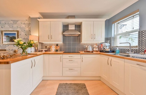 Torquay Cabaña | Lisburne Place Luxury Town House - sleeps up to 6 in three bedrooms. Two bathrooms.