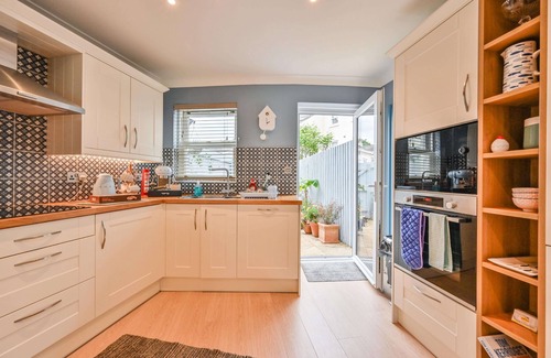 Torquay Cabaña | Lisburne Place Luxury Town House - sleeps up to 6 in three bedrooms. Two bathrooms.