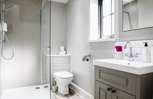 Dromore Cama Y Desayuno | Triple-Superior-Baño en la habitacion-The Ferguson Room