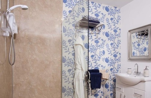 Dromore Cama Y Desayuno | Familiar-Baño en la habitacion-The Garden Room