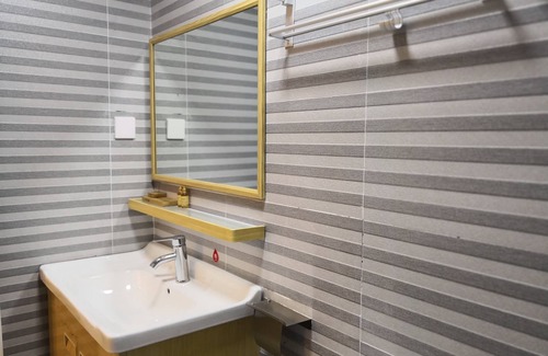 Yongding Hotel | Listening To The Rain Hall Inn