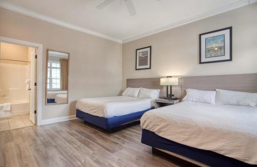 North Litchfield Beach Casa | Litchfield Beach 2 Queen Room at Seaside Inn