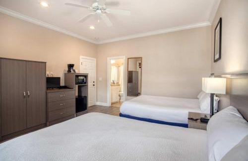 North Litchfield Beach Casa | Litchfield Beach 2 Queen Room at Seaside Inn