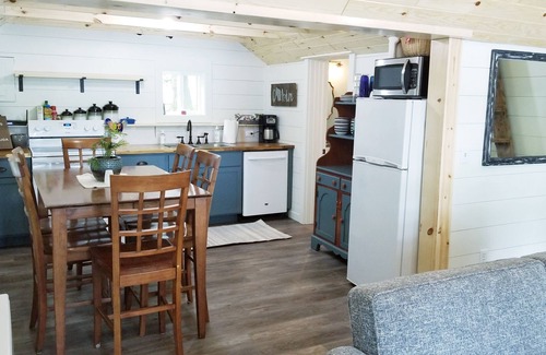 Jim Falls Casa | Liten Stuga ~ Romantic Getaway ~ Hot Tub with Stunning Lake View ~ Dog Friendly