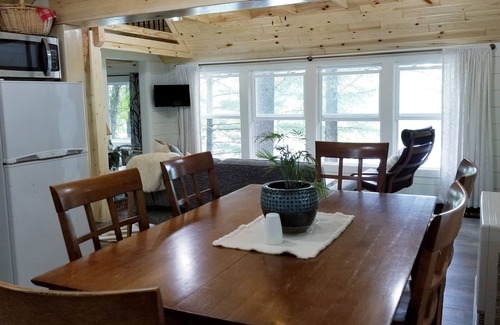 Jim Falls Casa | Liten Stuga ~ Romantic Getaway ~ Hot Tub with Stunning Lake View ~ Dog Friendly