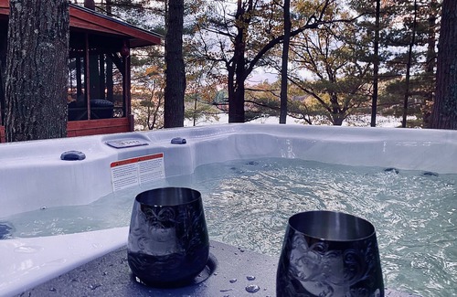 Jim Falls Casa | Liten Stuga ~ Romantic Getaway ~ Hot Tub with Stunning Lake View ~ Dog Friendly