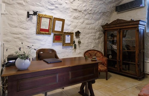 Omales Hotel | Lithos Stone Suites