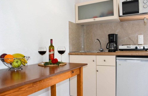 Agia Apartamento | Litinas Apt with pool & balcony with garden view