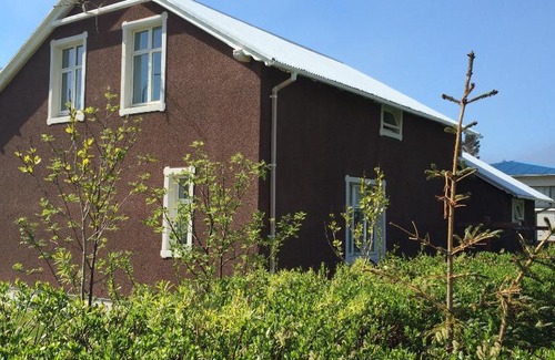 Flateyri Cama Y Desayuno | Litlabyli, charming historic house in Flateyri