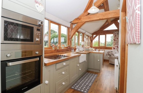 Ledbury Cabaña | LITTLE ACORN COTTAGE, pet friendly, with open fire in Ledbury