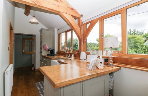 Ledbury Cabaña | LITTLE ACORN COTTAGE, pet friendly, with open fire in Ledbury