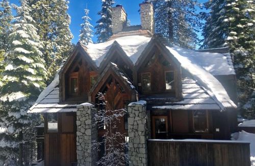 Fish Camp Casa | Little Ahwahnee Inn Entrance to Yosemite