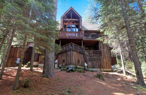 Fish Camp Casa | Little Ahwahnee Inn Entrance to Yosemite