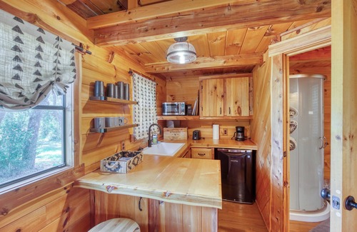 Marble Falls Cabina | Little Arrow: Cozy Getaway with Lakeside Charm!