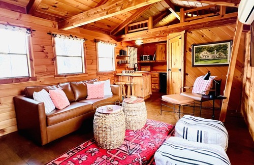 Marble Falls Cabina | Little Arrow: Cozy Getaway with Lakeside Charm!
