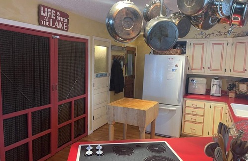 South Haven Cabina | Little Bear Cabin Rental Snowmobile, Boat, and Jet Ski Rentals Available