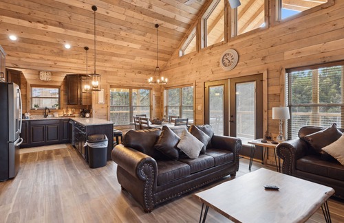 Gatlinburg - Pigeon Forge Cabina | Little Bear Lodge 3 Bedroom Cabin by RedAwning