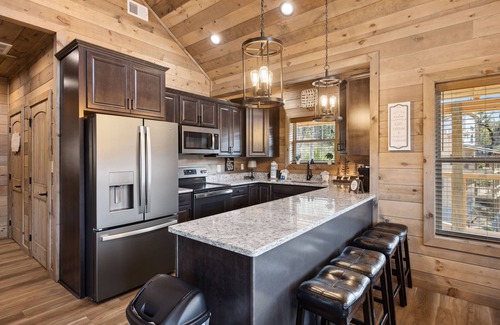 Gatlinburg - Pigeon Forge Cabina | Little Bear Lodge 3 Bedroom Cabin by RedAwning