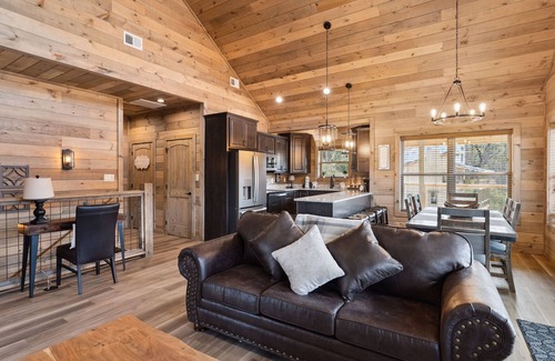 Gatlinburg - Pigeon Forge Cabina | Little Bear Lodge 3 Bedroom Cabin by RedAwning