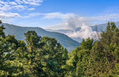 Cosby Casa | Little Bear Lodge, 3BR2BA private cabin in Cosby, TN Gorgeous outdoor space, fire pit, hot tub