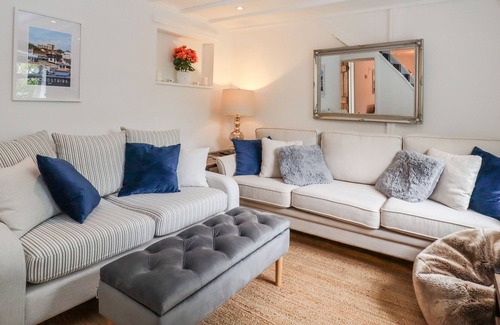 Minster Cabaña | LITTLE BLUE COTTAGE, pet friendly, with open fire in Minster